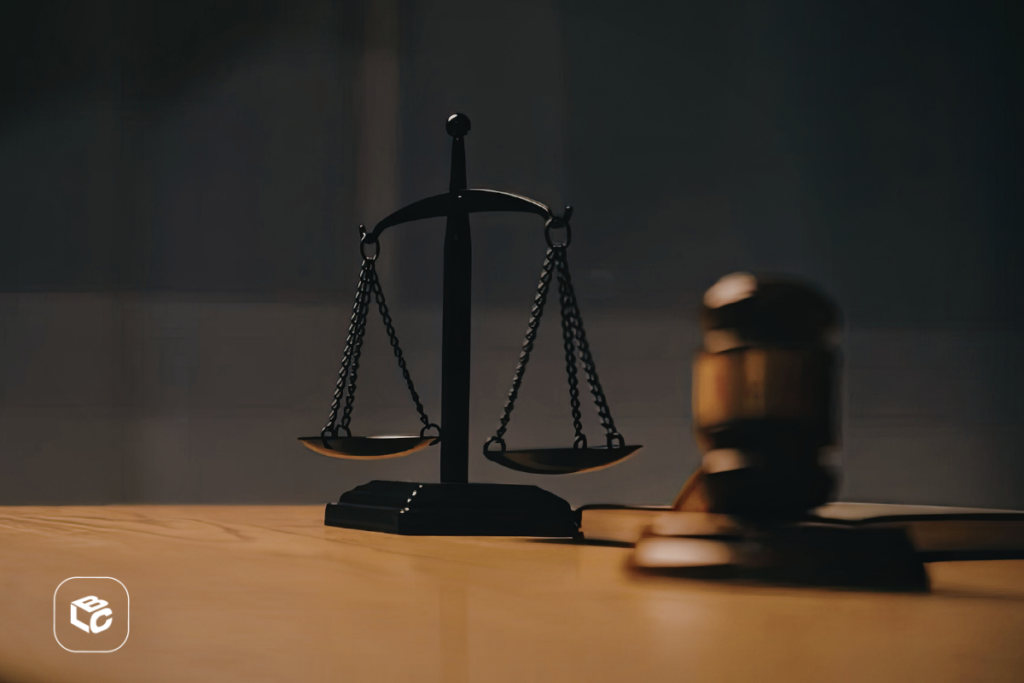 Martelo de juiz e símbolo da justiça em uma mesa
