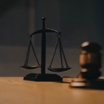 Martelo de juiz e símbolo da justiça em uma mesa