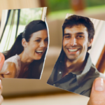 mostra duas mãos segurando uma foto impressa de um casal sorridente que foi rasgada ao meio, separando o homem e a mulher.