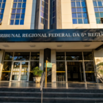 Prédio do TRF com fachada logo a frente