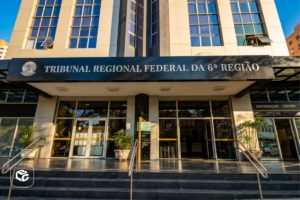 Prédio do TRF com fachada logo a frente