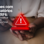 "Homem de aproximadamente 50 anos sorrindo em pé em sala de estar elegante, com estante de livros desfocada ao fundo e vestindo camisa azul."